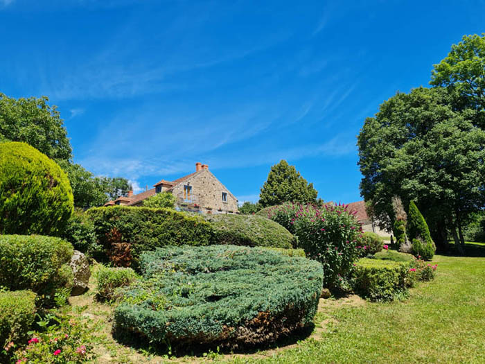 Vue sur le parc, la piscine chauffée et le Lac du Crescent depuis le Domaine